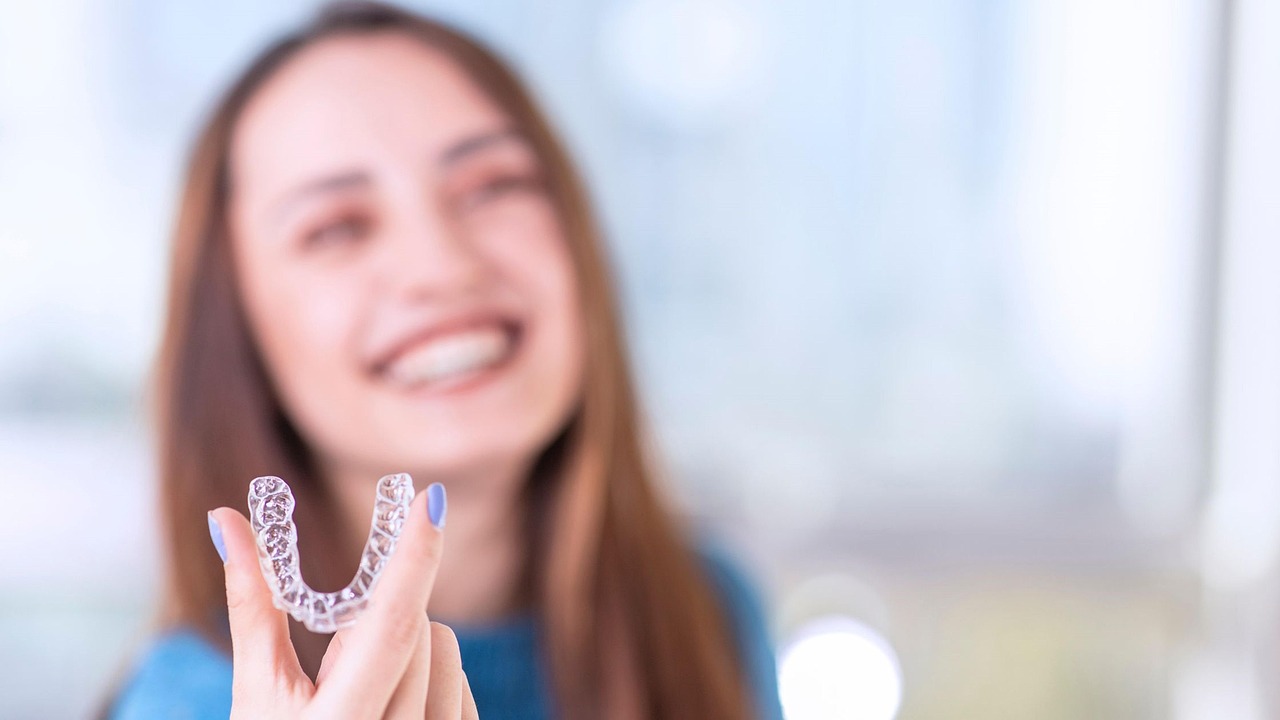 יישור שיניים שקוף בפתח תקווה: המדריך המלא למטופל